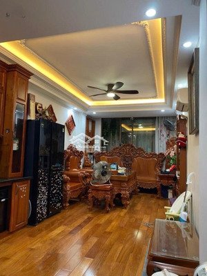 chú thành vợ mất nên chán đời bán nhà vào nam sinh sống cùng con zai. để quên đi nỗi đau mất vợ