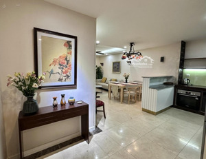 bán căn 111m2, 3pn, ban công đông nam nhìn đường đặng thai mai, tầng trung có view hồ tây