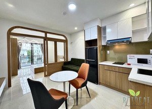 căn hộ 1 phòng ngủ bancol rộng 50m2 mới 100% ngay tại quận 3, thang máy tận phòng, full nt