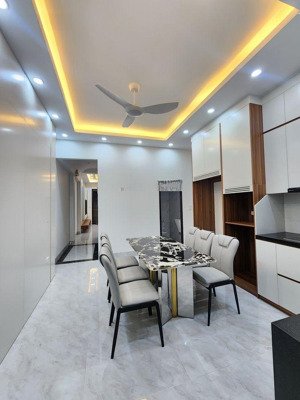 bán gấp trước tết nhà ở trung văn, thang máy ,10m ra phố,2 thoáng trước sau, nhà đẹp ở ngay.