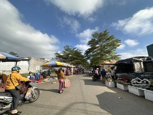 chính chủ bán gấp lô đất - trục đường kinh doanh phố chợ - cách biển chỉ 800m - giá chỉ 2.x tỷ