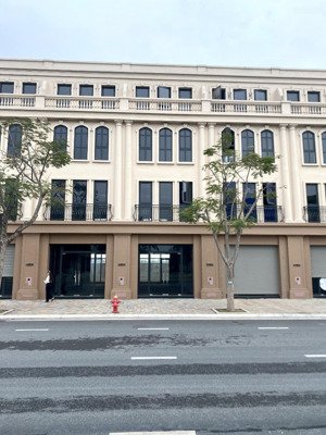 chỉ từ 4,2 tỷ sở hữu nhà 4 tầng mặt đường hạnh phúc 42 m gần công viên k-park - vin vũ yên