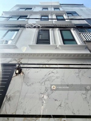 gần chợ hoàng hoa thám . nhà xây mới 5 tầng, 38m2 sổ vuông- sát hẻm oto thông thích quảng đức