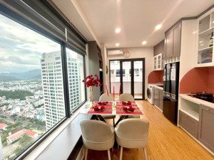 căn hộ mường thanh viễn triều view nhìn thấy biển và núi thoáng mát ra biển chỉ cần qua đường