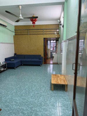 chính chủ bán căn hộ lô d chung cư lạc long quân, 2 phòng ngủ, sổ hồng, giá 2.2 tỷ tuấn 