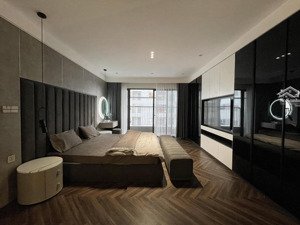 gia đình cần bán căn hộ tòa 34t trung hoà nhân chính, 159m2, 4 ngủ 3vs, tầng trung, full nội thất