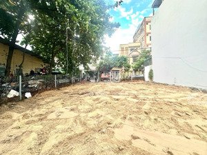 cặp đất gần đài pháo hoa đà nẵng