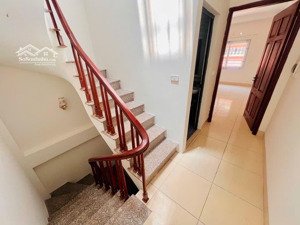 cho thuê nhà quan hoa, cầu giấy, 30m2x5 tầng, ở hoặc vp online, gần ô tô , 10.5tr có tl