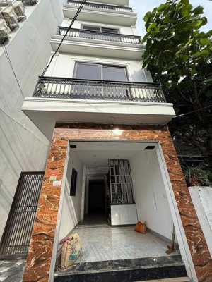 trục chính - ô tô 7 chỗ qua nhà