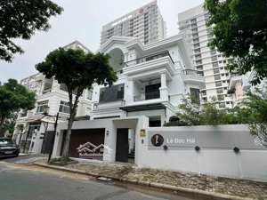 cho thuê biệt thự đơn lập cao cấp trung tâm phú mỹ hưng diện tích 17 x 16m ( 04 phòng ngủ ) .