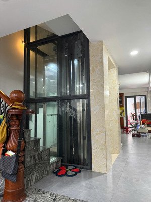 nhà 5 tầng + thang máy đường nhựa 10m . dt : 4.1 x 22m . dtcn 87m2 giá : 12.52 tỷ