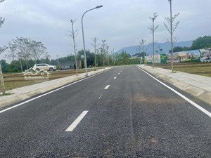 hơn 3 tỷ mảnh đất tuyệt đẹp.mặt tiền gần 6m vuông như bánh trưng, view hồ