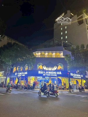 cho thuê nhà mặt phố đường láng, 300m2, mt 15m , tại đống đa, phù hợp mọi mô hình kinh doanh