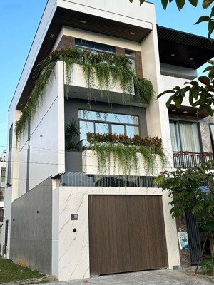 chủ cần bán nhanh nhà phố 3 tầng, tổng diện tích gần 1000m2, full nội thất cao cấp