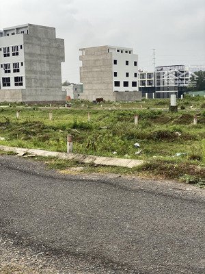 đất chín chủ sổ đỏ
đường ngô chí quốc phường tam bình tđ diện tích( 4.1x12.42)50.92m2 giá