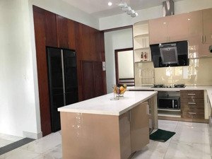 bán căn villa 4 tầng full nội thất cao cấp. 400m2 chỉ 26 tỷ. đường nhánh quốc hương, thảo điền.
