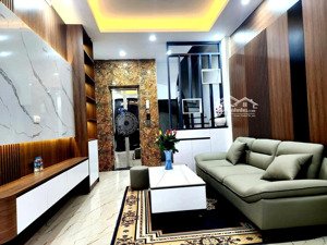 bán gấp!gần giải phóng 30m mt 3.6m 6 tầng thang máy ô tô qua nhà