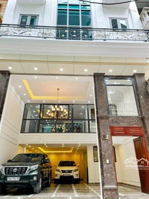 tòa nhà mới tinh phố hoàng hoa thám, ba đình. diện tích 38m2, 5 tầng, thang máy, oto 7 chỗ đỗ cửa.