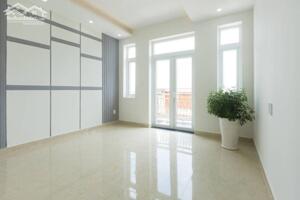 *Bán nhà 3 tầng đường Tô Hiến Thành, gần Võ Văn Kiệt, dt 100m2, giá 16,2 Tỷ