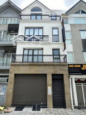 cho thuê nguyên căn hoàng cầu- đống đa: dt 100m2 *4 tầng, mt 10m, view hồ, mọi mô hình. giá 35tr/th