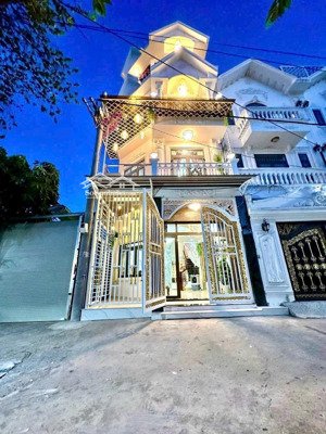 một căn góc duy nhất chỉ 7 tỷ. đường xe hơi. dt: 5,3x10m xây 4 tầng. full nội thất. sổ riêng