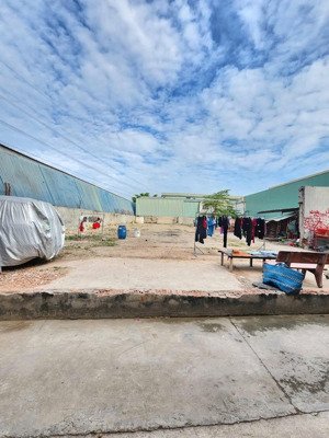 bán đất ngang 15m gần đường bình chuẩn 67 p. bình chuẩn tp. thuận an dt 632m2, 15x43m, thổ cư 300m2