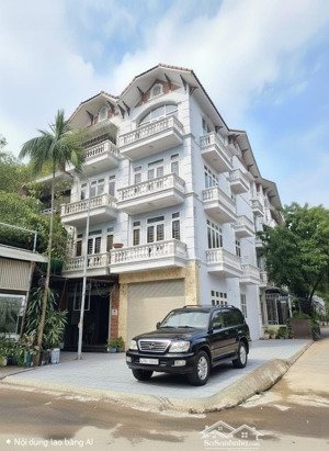 bán nhà chính chủ .lô góc. himlam vạn phúc .kinh doanh .view công viên.thang máy. giá thương lượng