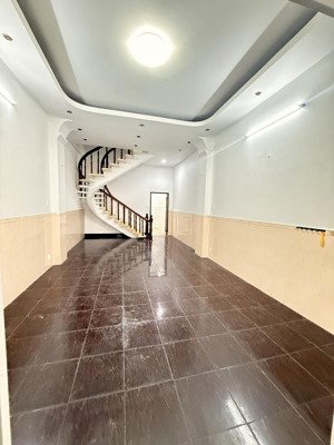 cho thuê nhà 497/33 sư vạn hạnh, q. 10, dt: 4x20m trệt 3 lầu, 6 phòng, 7wc