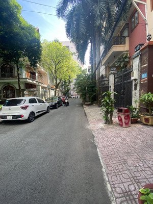 bán nhà hxh nguyễn trọng tuyển, q. tân bình. dt: 6 x 18m nh 12m gồm trệt, 3 lầu giá 26 tỷ