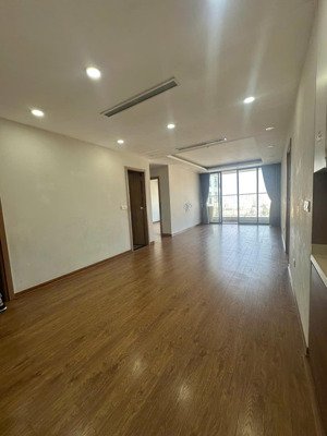 chính chủ cho thuê chcc 4pn the park homes,dt 135m2 , 2 ban công rộng,có slot gửi ô tô.giá chỉ 25tr
