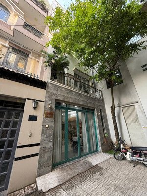 nhà ngang 5.2, hẻm 5m, trệt 3 lầu với 4pn, hẻm xe hơi tại ds11, p11, gv