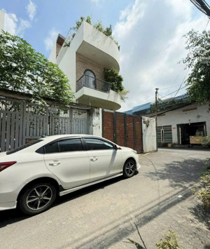 bđs. nhà phố đẹp, 3 lầu, lô góc 2 mặt tiền, giá bán: 13.2 tỷ (94m2) trung tâm thủ đức