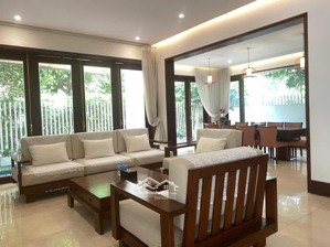 cho thuê biệt thự vườn đào rộng, phù hợp để ở hoặc làm văn phòng