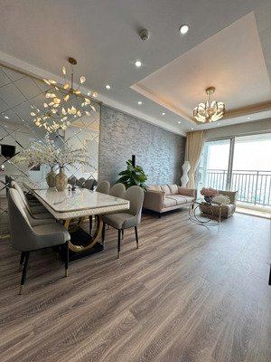 chính chủ bán - căn góc 3pn 90m2 to nhất - view thành phố - nội thất đầy đủ, nhà mới.