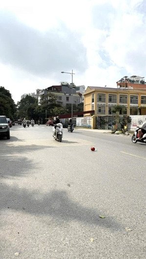 hiếm mua đất tặng nhà mảng đất hiếm diện tích 56m mặt tiền rộng 4.oto đổ cửa nhà thoải mái