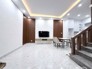 vị trí siêu đẹp , cách một nhà ra ô tô , bãi gửi xe sát nhà, 30m ra hồ văn chương. gần trường ,