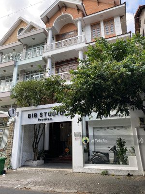 biệt thự hoa lan p.2, phú nhuận - gần hoa phượng - phan xích long. dt: 8mx18m, 4 tầng. giá 50 tỷ