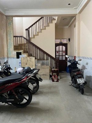 bán nhà hxh nguyễn kiệm, p4, q. phú nhuận, dt 4x10m, 3 lầu, hd thuê 20tr/ tháng, lh 