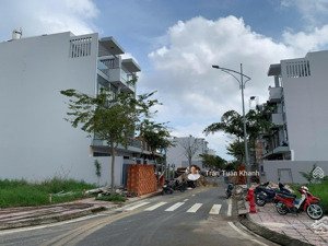 cần bán mặt tiền khu dân cư chợ đầu mối hóc môn, dt : 5x24 , xây dựng trệt 3 tầng, giá bán : 5,2 tỷ