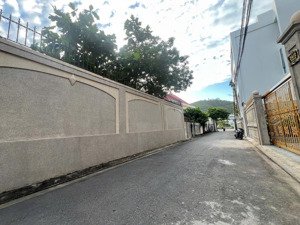 hiếm!! cần bán đất vị trí đẹp - cạnh bên bãi sau, hẻm rộng 2 oto tránh nhau - vũng tàu