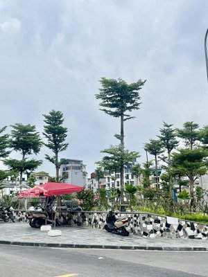 nhà đẹp ngọc thuỵ-ô tô đỗ cổng -ngõ thông -dt 30m -mt 4,3m chỉ 7,6 tỷ