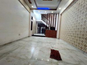 - cho thuê nguyên căn quang trung p8. nhà trệt 3 lầu. hẻm xe hơi thẳng tưng. giá 15tr5. lh 09029585