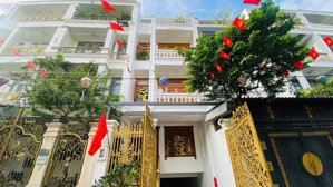 anh thành kẹt tiền bán căn nhà đang ở, tặng lại nội thất gỗ gõ đỏ nhập khẩu sịn, có hầm để oto