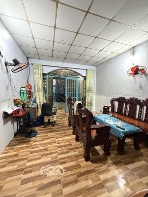 bán gấp nhà cấp 4 hương lộ 2, 85m2 4.2x20m, sổ vuông, giá chỉ 3.8 tỷ