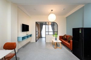 cho thuê căn hộ 1 phòng ngủ ban công view city, full nt cao cấp, yên tĩnh, ngay võ thị sáu, quận 1