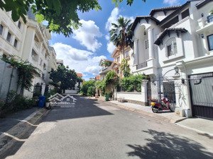 biệt thự siêu đẹp khu 216 nguyễn văn hưởng-thảo điền. dt: 10x20 với 386m2, nhà mới đẹp lung linh