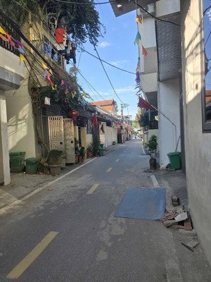 bán 48m2 mặt đường la tinh đông la vị trí kinh doanh. lh 