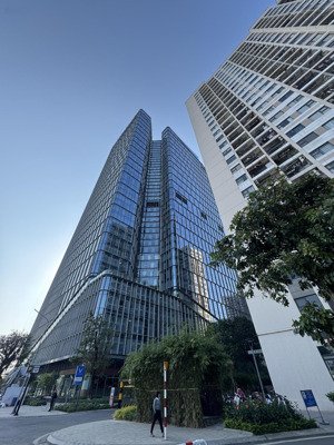 chính chủ cho thuê 10 triệu căn lô góc 3pn 2vs op1 nội thất full đối diện vinuni cạnh technopark