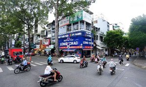 sát mặt tiền bà hạt, 5.3 x 10m, 5 tầng, nội thất cao cấp, căn góc, 6 pn, gần chợ, sổ a4, 8.x tỷ