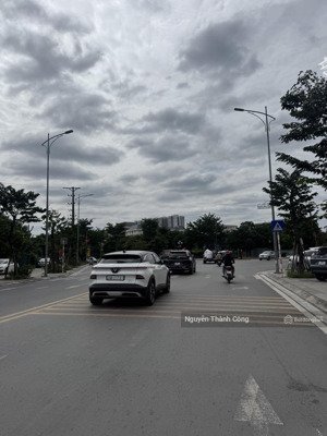 mảnh đất vàng thịnh liệt, hoàng mai, gần uỷ ban, 7 chỗ đỗ cửa, dt 55m, mặt tiền 4,2m, chỉ hơn 11 tỷ